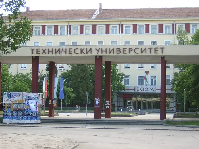 Входът на Техническия университет в София