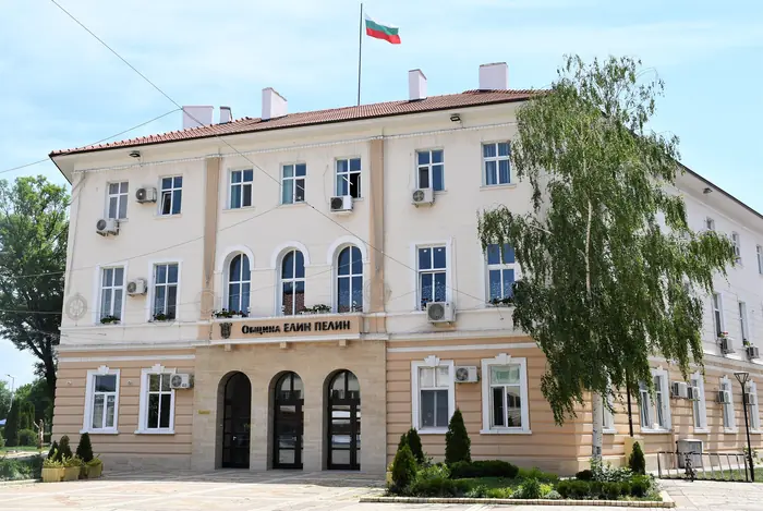 Сградата на общинската администрация в Елин Пелин