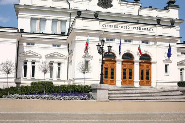 Надписът „Съединението прави силата“ над входа на парламента